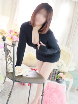 푹신한 치유 여성 - 후미노