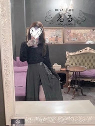 권력 우산 속 밸런서? 구슬 타는 광대는 모르겠다.