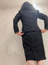 정장 입고 있지만 캐스트입니다!